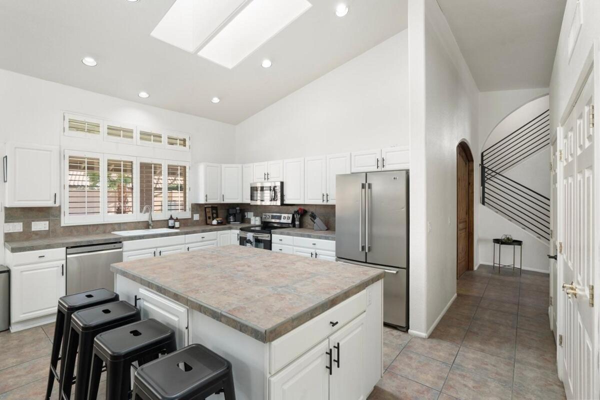 Holiday home Entertainer's Dream! 7 Bedroom/4 Bath W Heated Pool & Phoenix